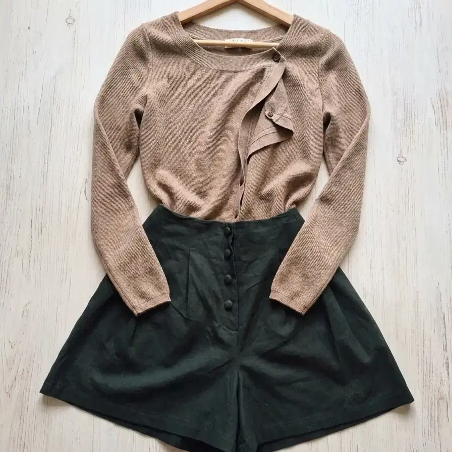 Rare closet 핏 예쁜 A라인 콩단추 핀턱 반바지