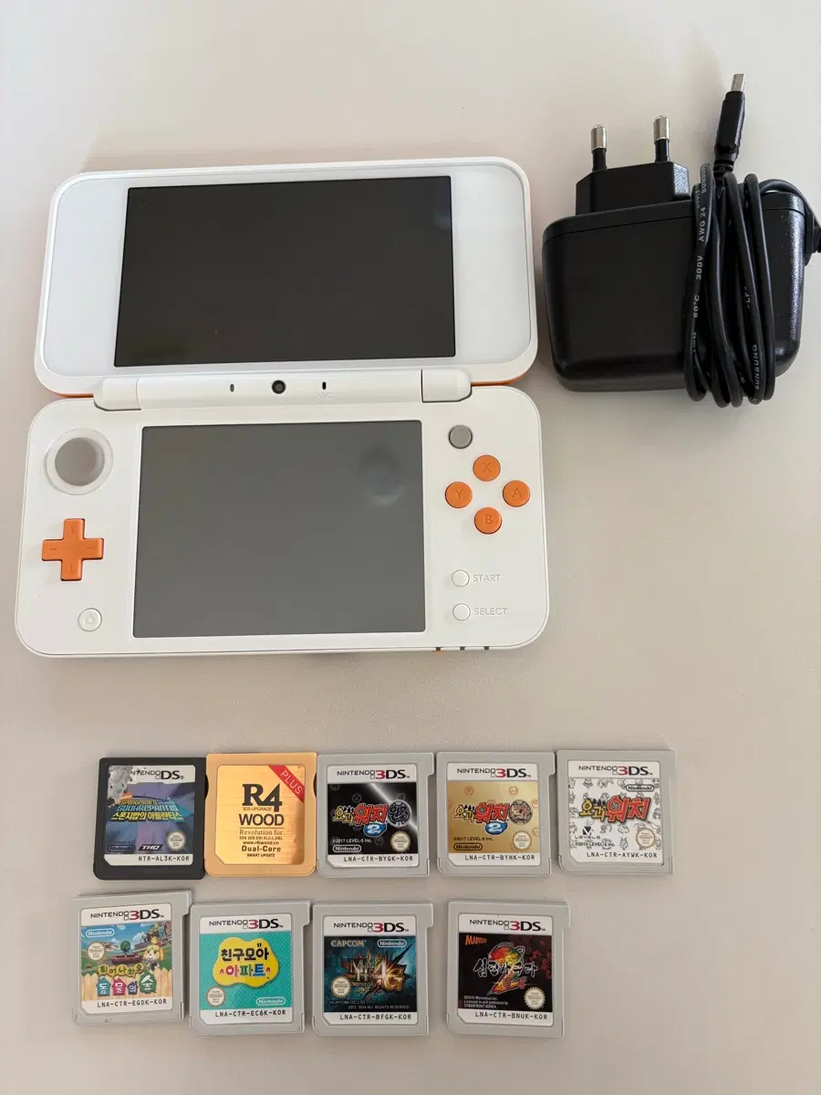 닌텐도 2DS 화이트 오렌지 S급+ 3DS 게임팩 9개 + 충전기