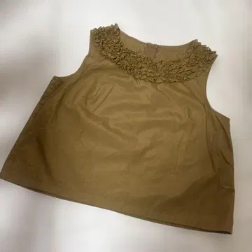 프릴 넥 슬리브리스 블라우스 베이지