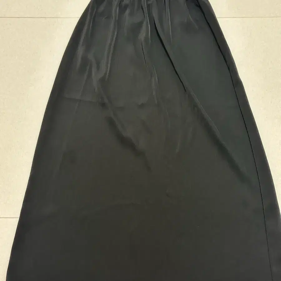 블랙 새틴 롱스커트