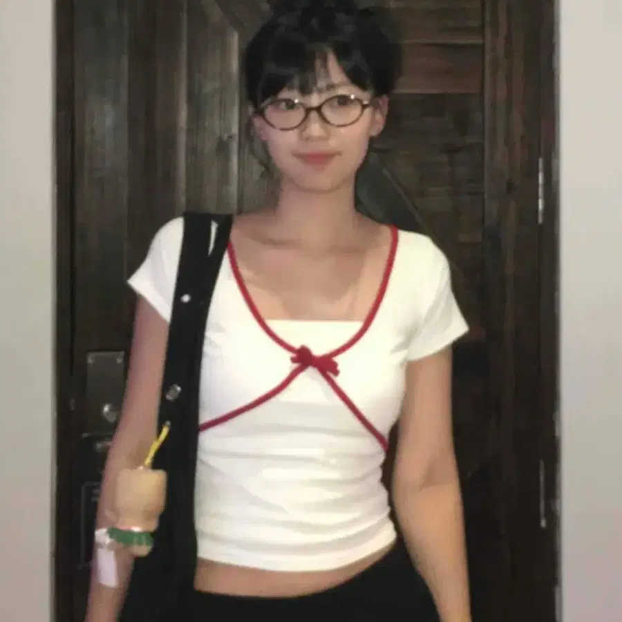 에이블리 레드 화이트 배색 리본 포인트 반팔티 (FREE)