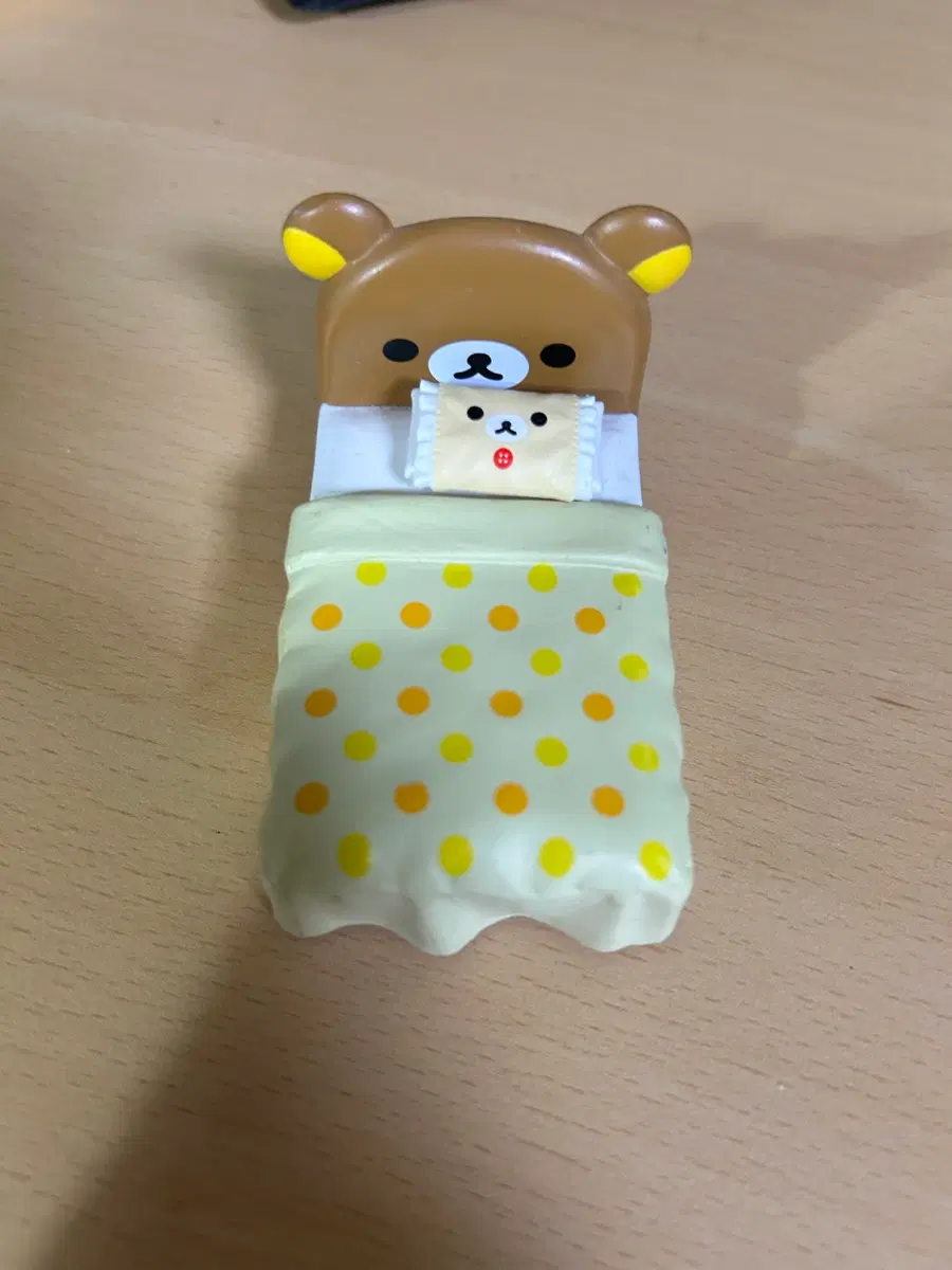 리락쿠마 침대 피규어