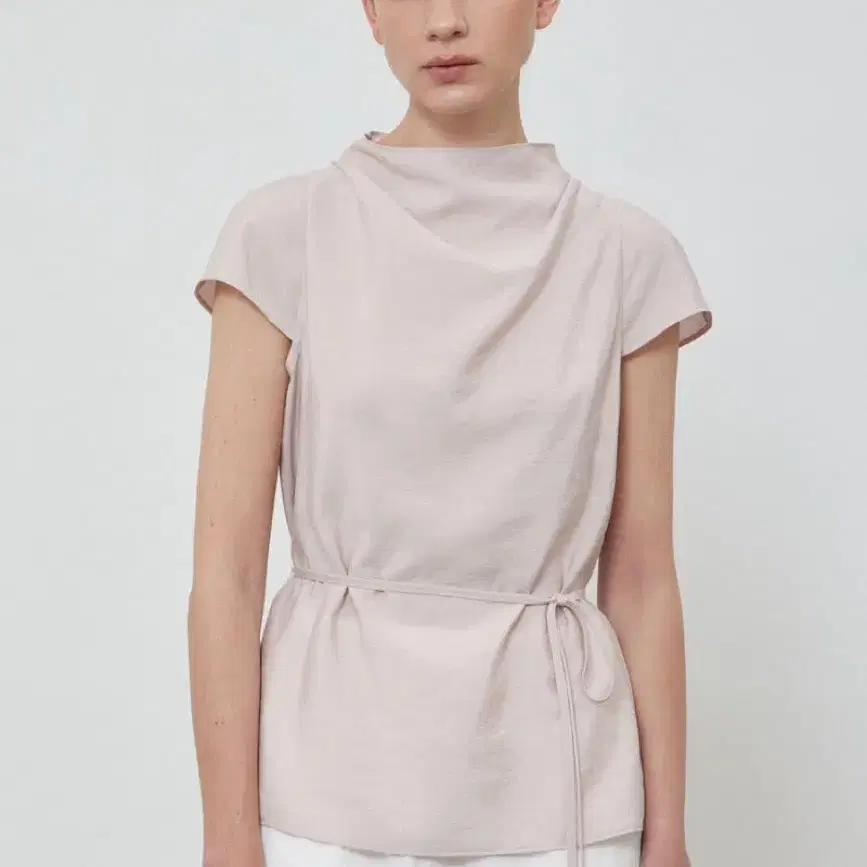 새상품 노티아 DRAPE CAP SLEEVE BLOUSE