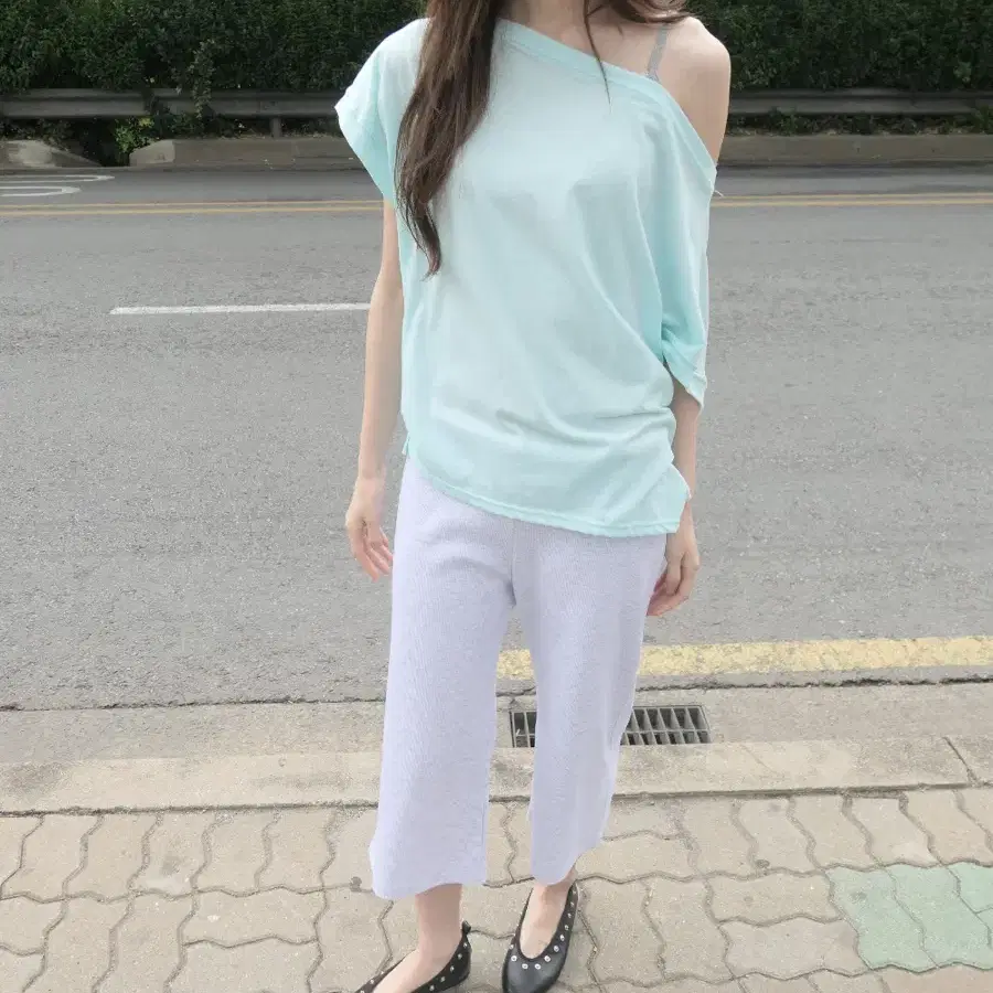 세이지블루 쿄이 더에펠 오프숄더 티셔츠 (1번착용)