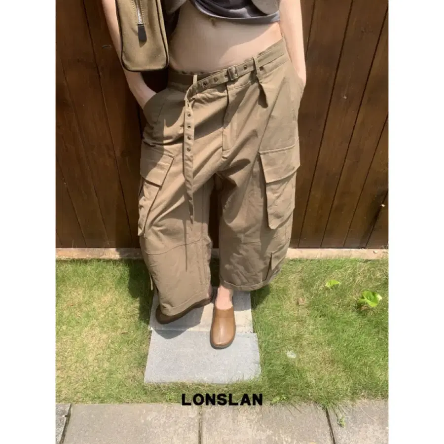 LONSLAN 론슬란 팬츠 바지 컷아웃 메탈 벨트 포켓 카고 크롭 팬츠
