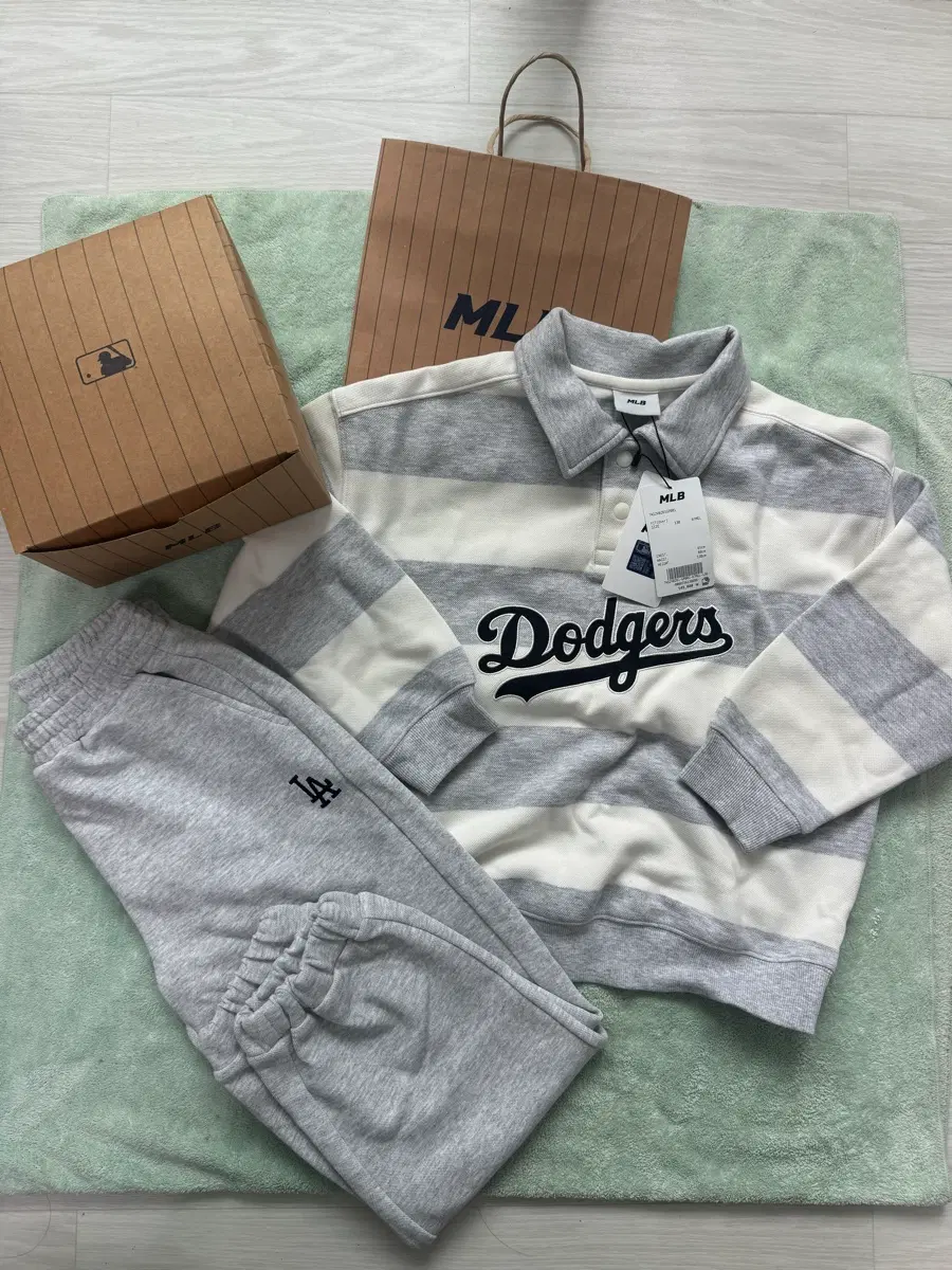(새상품) MLB엠엘비 키즈 스트라이프 카라 맨투맨 세트130 그레이