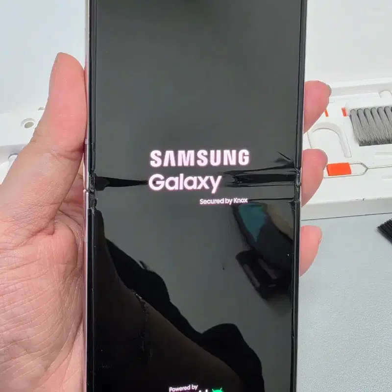 갤럭시 Z 플립 5 256GB 라벤더 (디스플레이 미세 멍/테두리 찍힘 감안 가격)