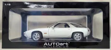 AUTOART 1/18 MILLENIUM PORSCHE 928 WHITE 77902