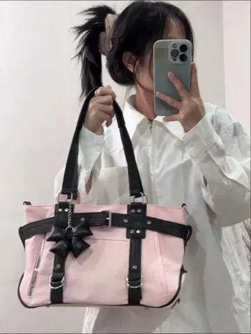 리본 참 포함 숄더백 핑크 x 블랙