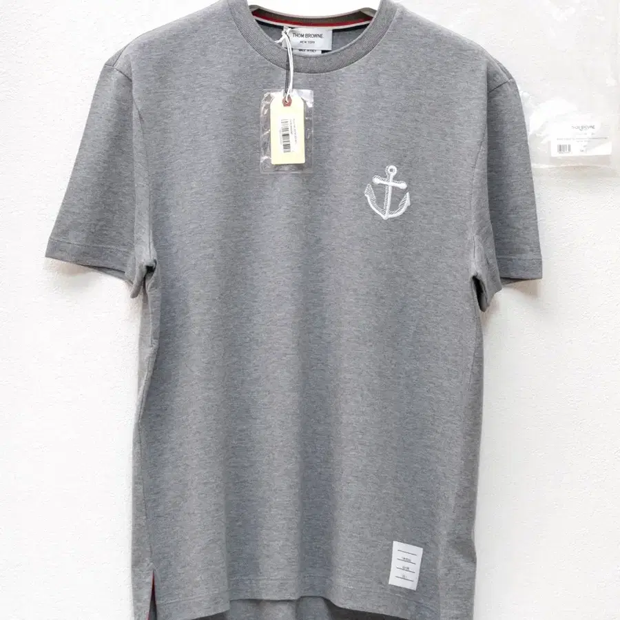 톰브라운 앵커 로고 반팔티 그레이 3 MJS214E-J0058-055