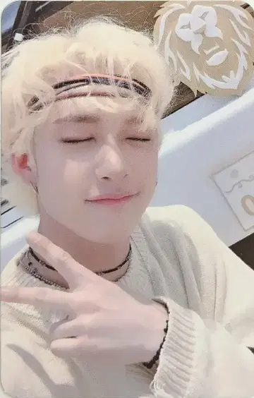 StrayKids BangChan YELLOW WOOD 외부 셀카
