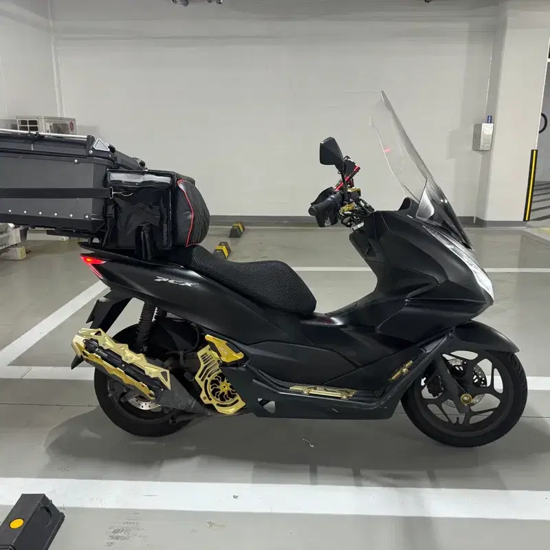 혼다 PCX125 블랙 탑박스 포함 판매합니다.