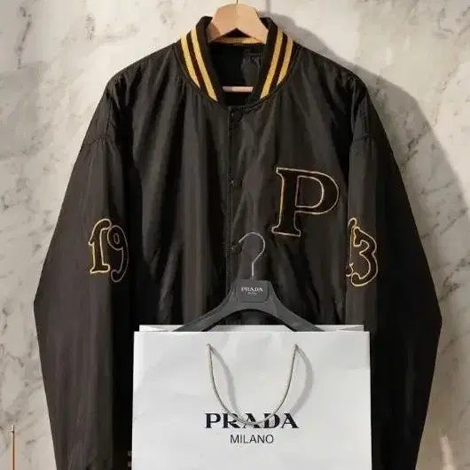 [정품] 프라다 24FW 리나일론 패치 레터맨 바시티 오버핏 자켓 블랙 XXL 풀구성