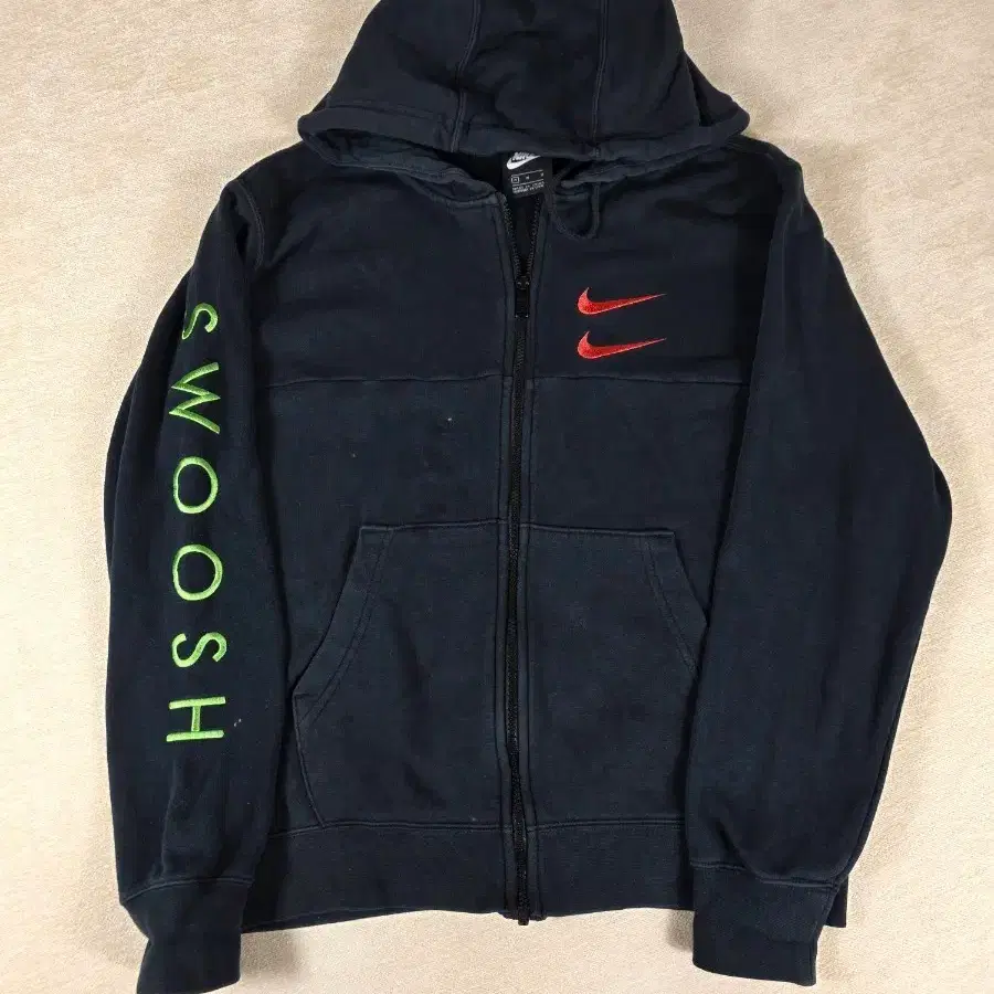 나이키(NIKE) 더블 스우시 자수 네온 레터링 풀집업 후드 블랙