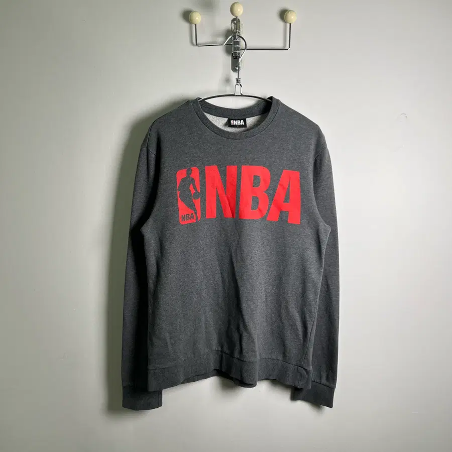 NBA 로고 레터링 다크 그레이 맨투맨 L