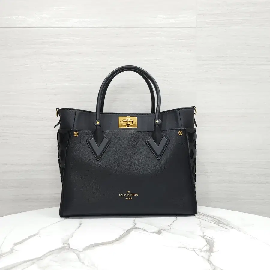 루이비통 온 마이 사이드 MM 블랙 터프팅 모노그램 M53826