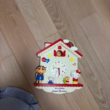 헬로키티 x 짱구는 못말려 벽걸이 시계