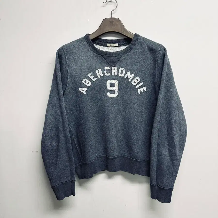 아베크롬비 앤 피치(Abercrombie & Fitch) 네이비 아치로고 맨투맨 / 스웨트셔츠 (사이즈: L)