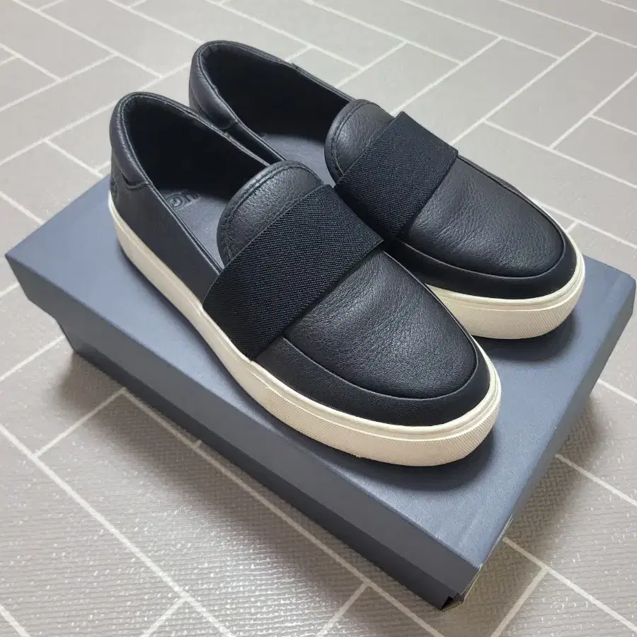 UGG 어그 레더 체이즈 플랫폼 슬립온 스니커즈 240