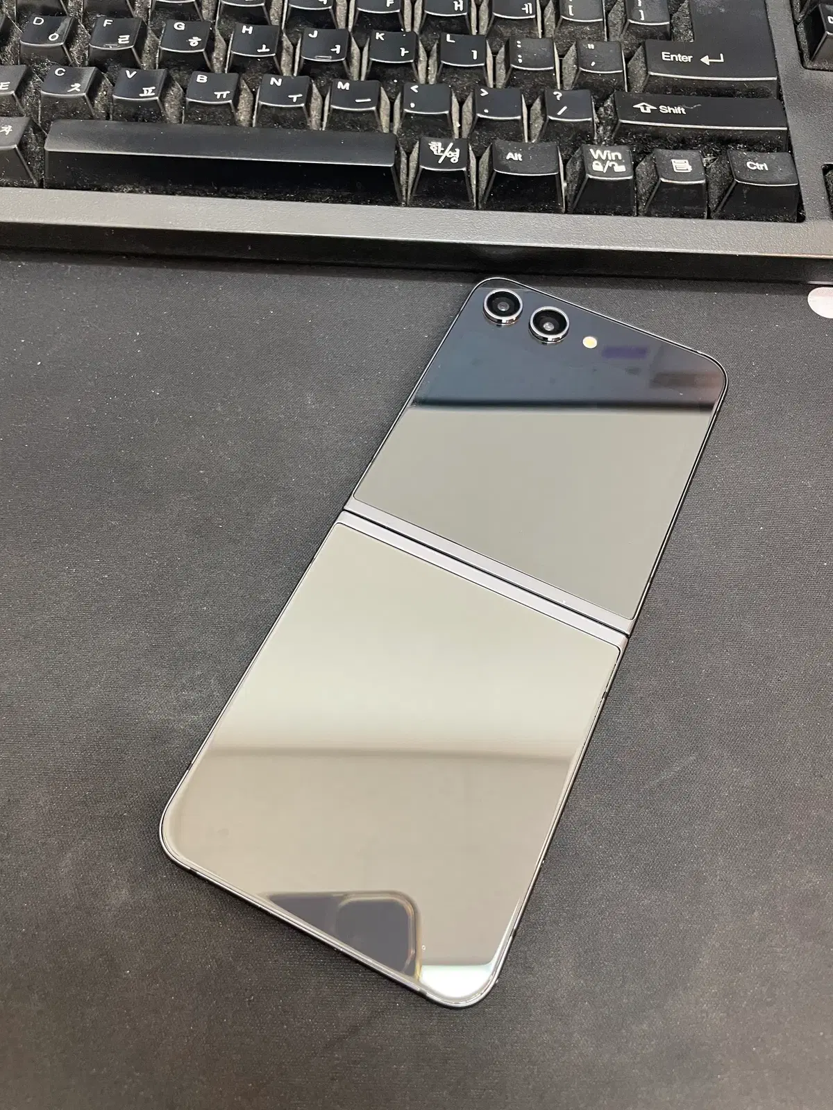 갤럭시Z플립5 블랙 256GB 무잔상 상태좋은 중고33만7천팝니다