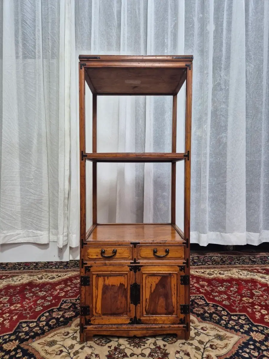 1950년대의 멋이 베어든 향나무 사방탁자
