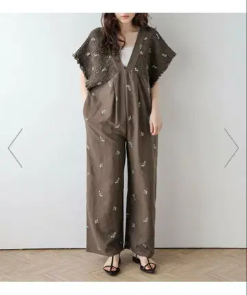 꽃무늬 자수 V넥 올인원 브라운