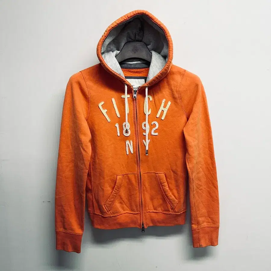 아베크롬비 앤 피치(Abercrombie & Fitch) 오렌지 아치로고 후드집업 (사이즈: M)