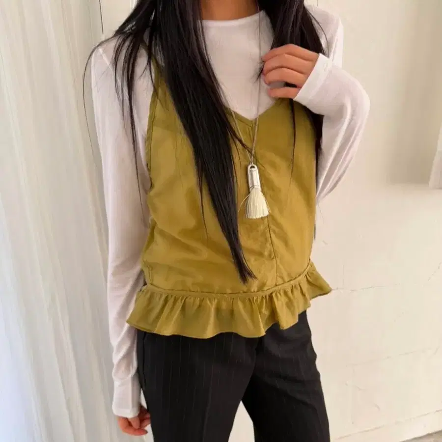 올리브색 프릴 나시 백오픈