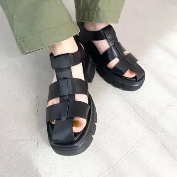 오리엔탈 트래픽 통굽 와이드 스트랩 구르카 샌들 블랙 3L