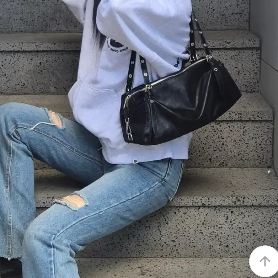 블랙 스트랩 버클 숄더백