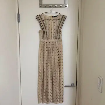 [ 새상품급 ] ZARA 슬리브리스 도트 무늬 플리츠 원피스
