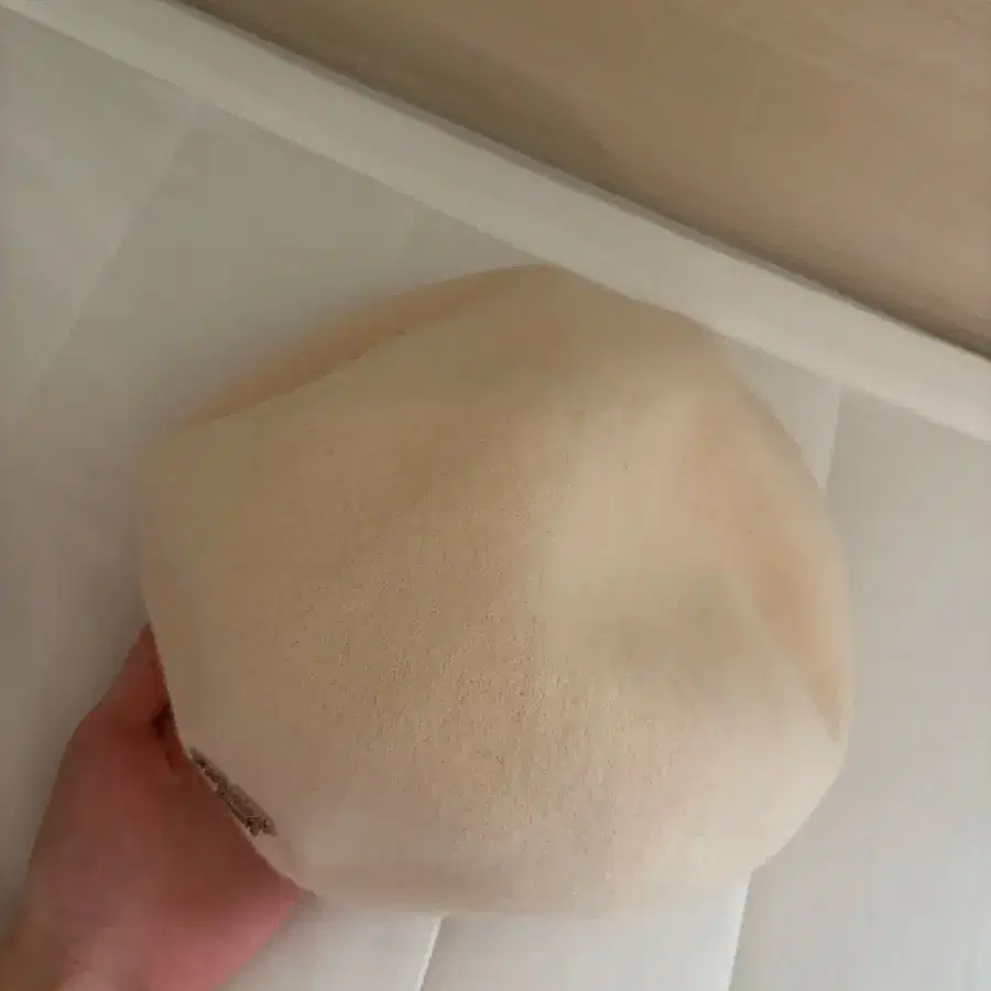 베이지색 펠트 모자