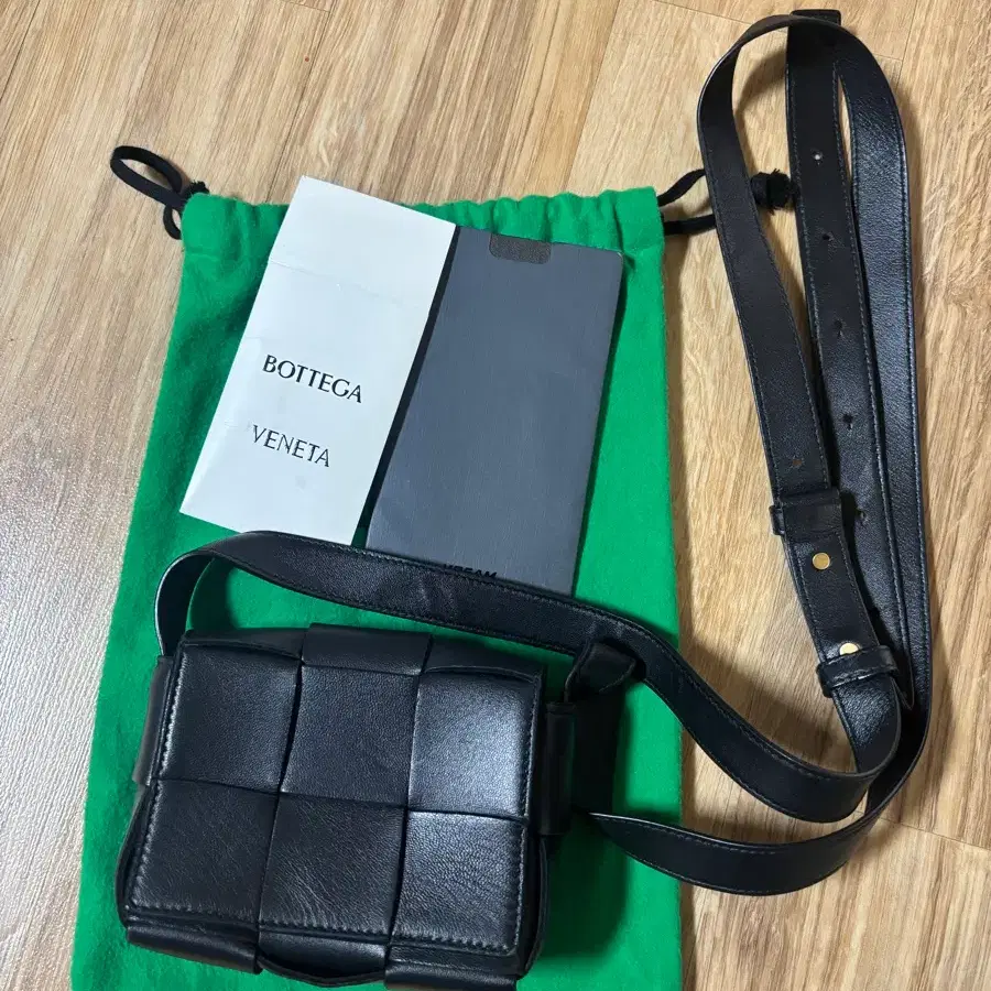 보테가베네타 미니 레더 카세트백(블랙) 팔아요.