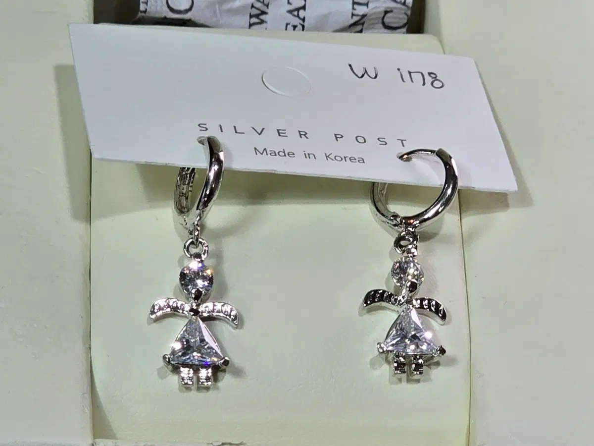원터치 큐빅 인형 귀걸이
