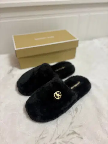 미사용 새상품 MICHAEL KORS 퍼 샌들