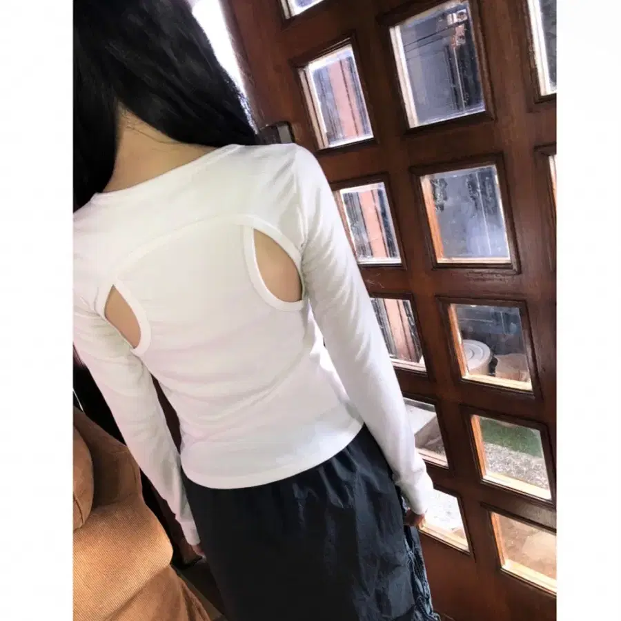 컷아웃 긴팔 티셔츠
