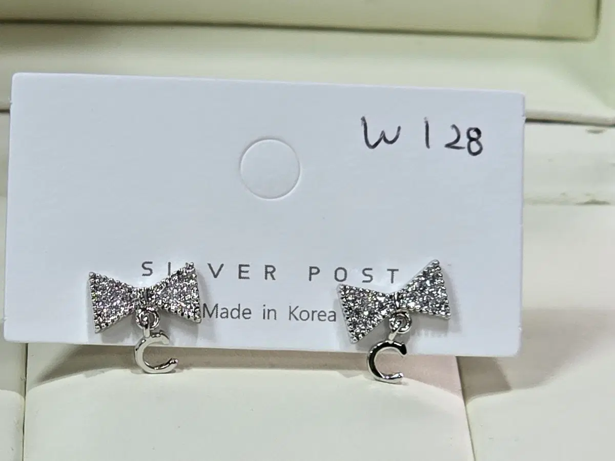 나비 모양 큐빅 은침 귀걸이