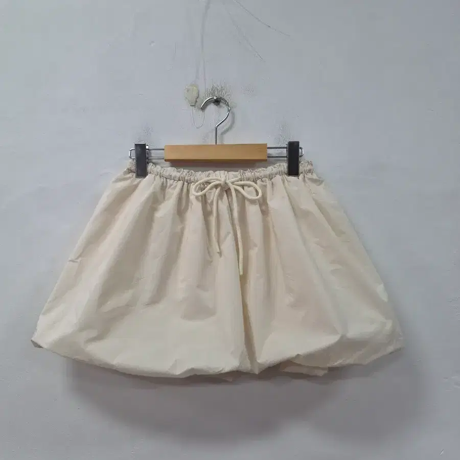 GRL 아이보리 벌룬 스커트 (속치마)
