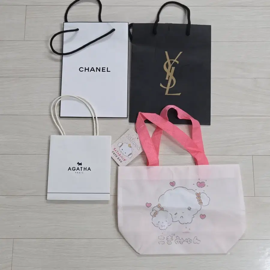 샤넬 입생로랑아가타 파리 쇼핑백 코기뮹 세트판매