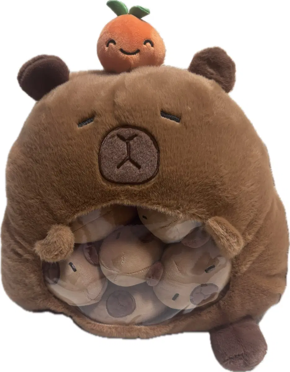 카피바라 쿠션 속 작은 인형들