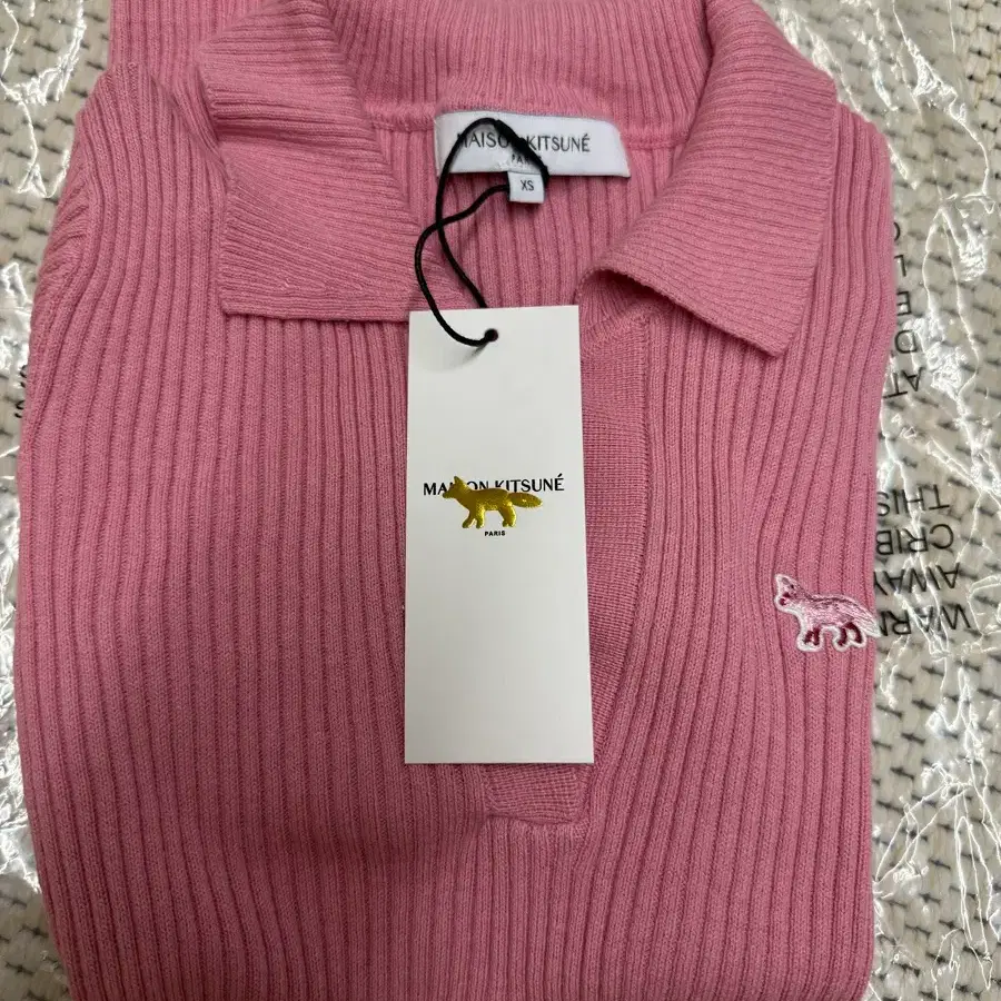 메종키츠네 핑크 골지 카라 니트