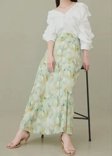 내추럴 꾸뛰르 뉴앙스 패턴 플레어 스커트 그린