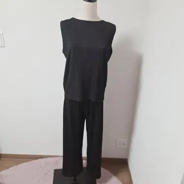 UNIQLO 유니클로 플리츠 셋업 슬리브리스 블랙