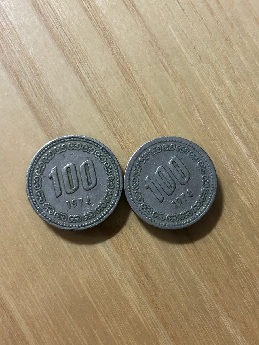 1974년 100원 동전 2개