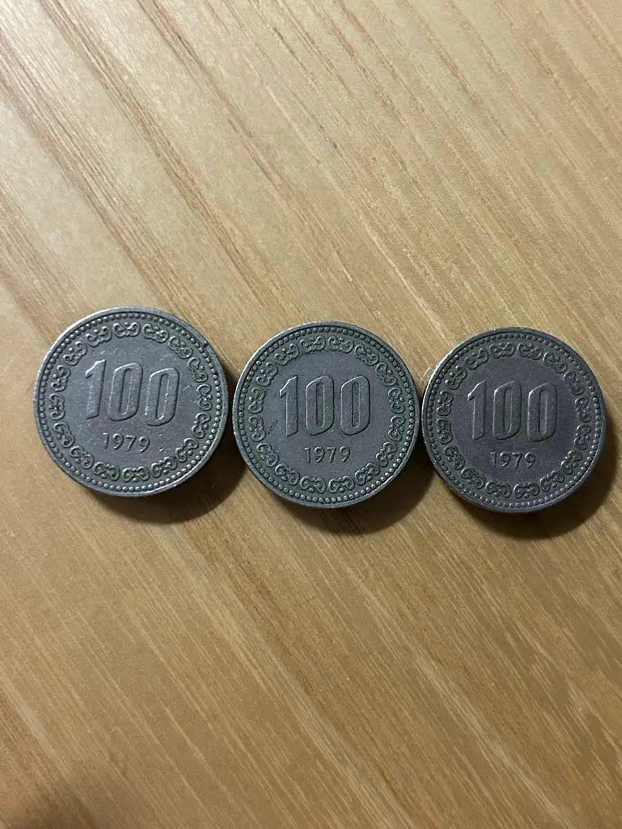 1979년 100원 동전 3개