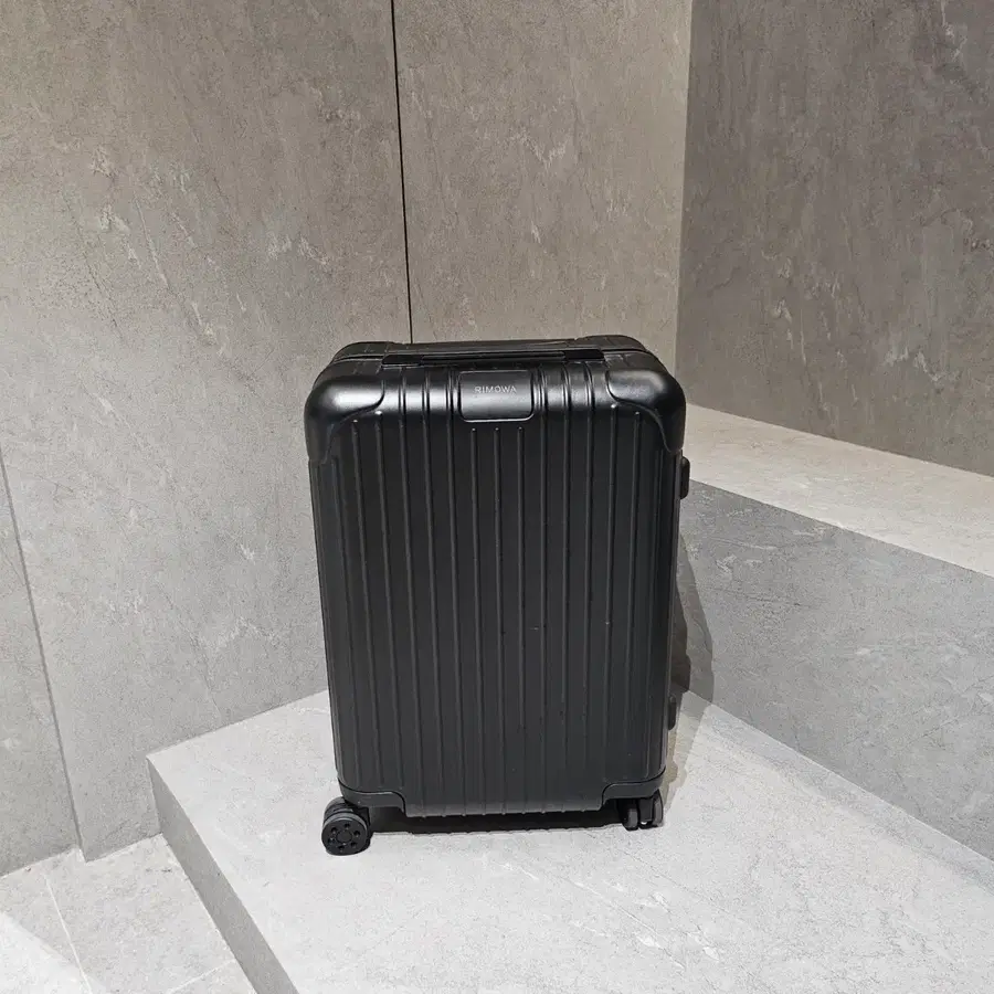 리모와 에센셜 캐빈 폴리카보네이트 수트케이스 매트 블랙