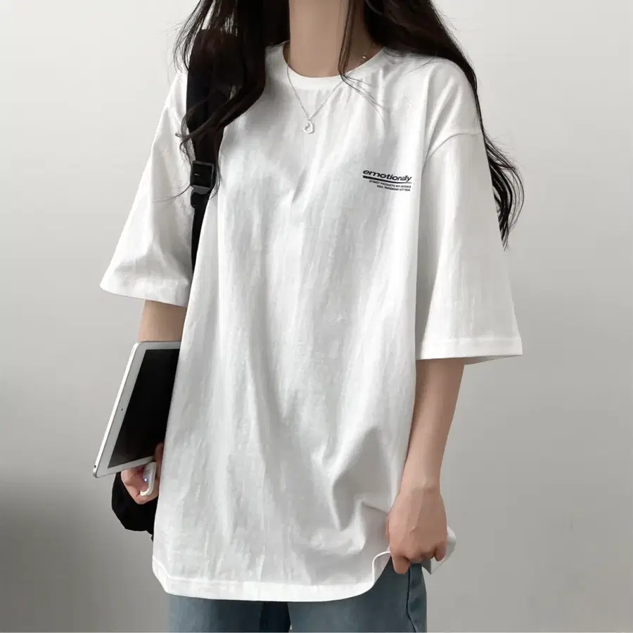 이모션 오버핏 반팔티 화이트 흰색 흰티 티셔츠 여름 데일리룩 일상복 심플 캐주얼 스포티 의류 FREE 프리 사이즈