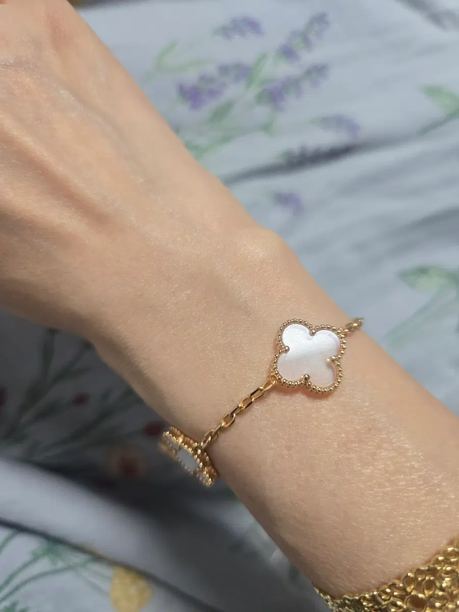 로즈골드 투명 크로버 팔찌
