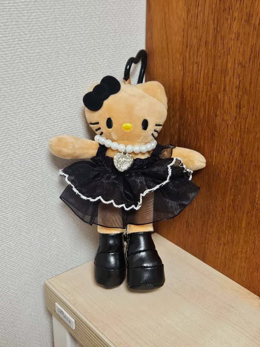 헬로 키티 인형 롱다리 롱키티 블랙 드레스 진주 목걸이