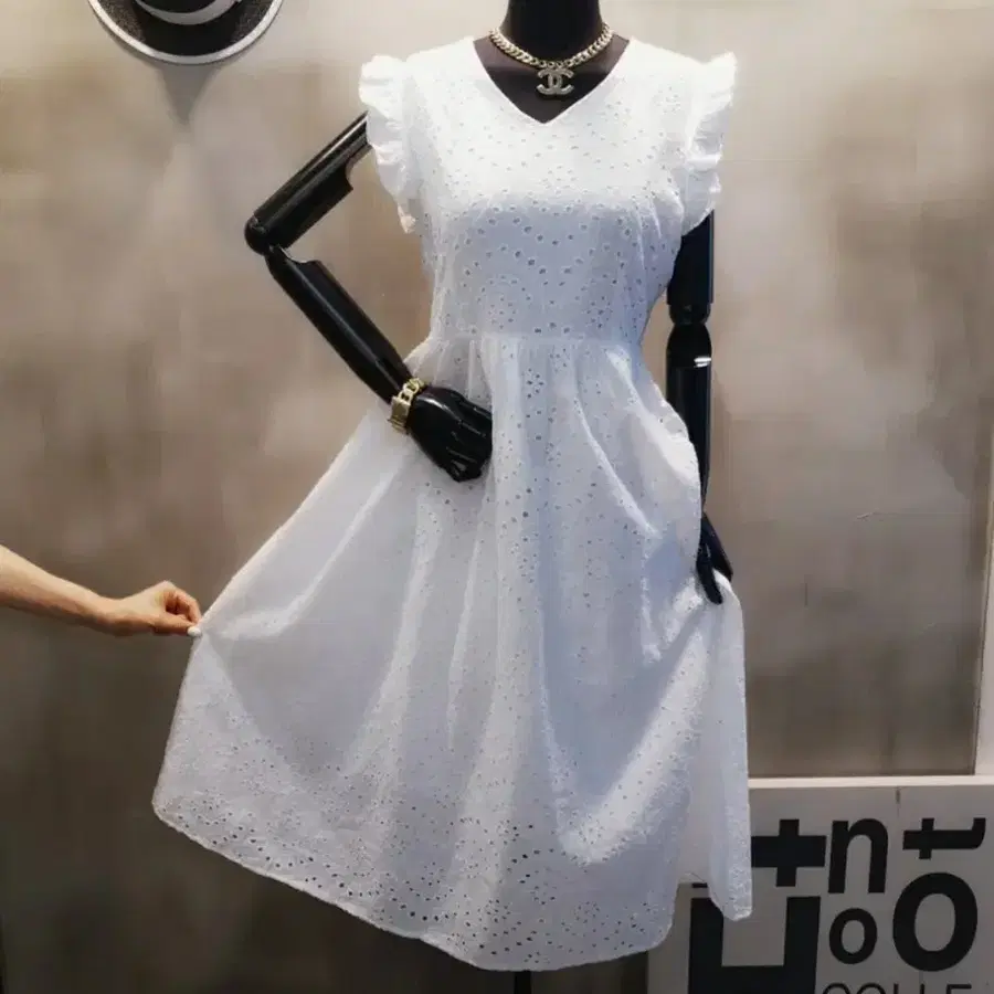 펀칭 자수 원피스